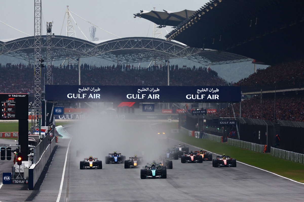 Antonelli gana la salida mientras Verstappen lidiaba con el embrague. (Bahrain International Circuit)