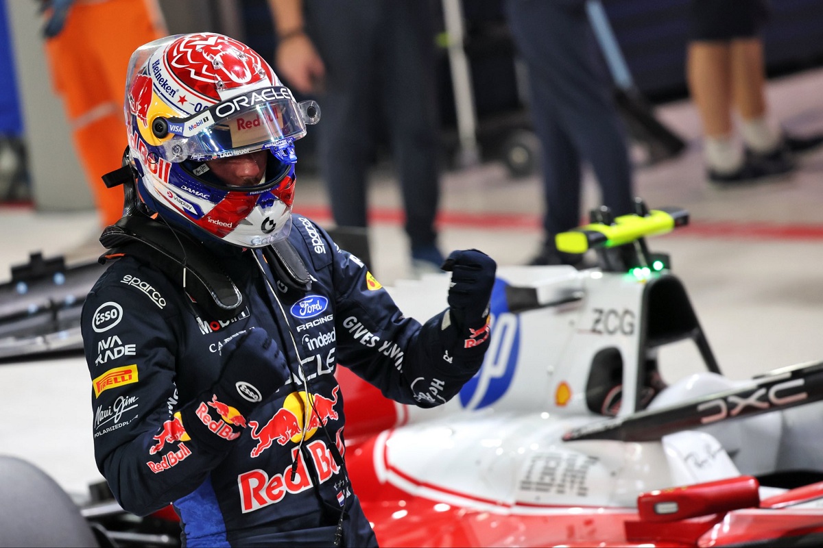 El festejo de Max en parque cerrado, a su lado la Ferrari de Hamilton. (XPB Images)
