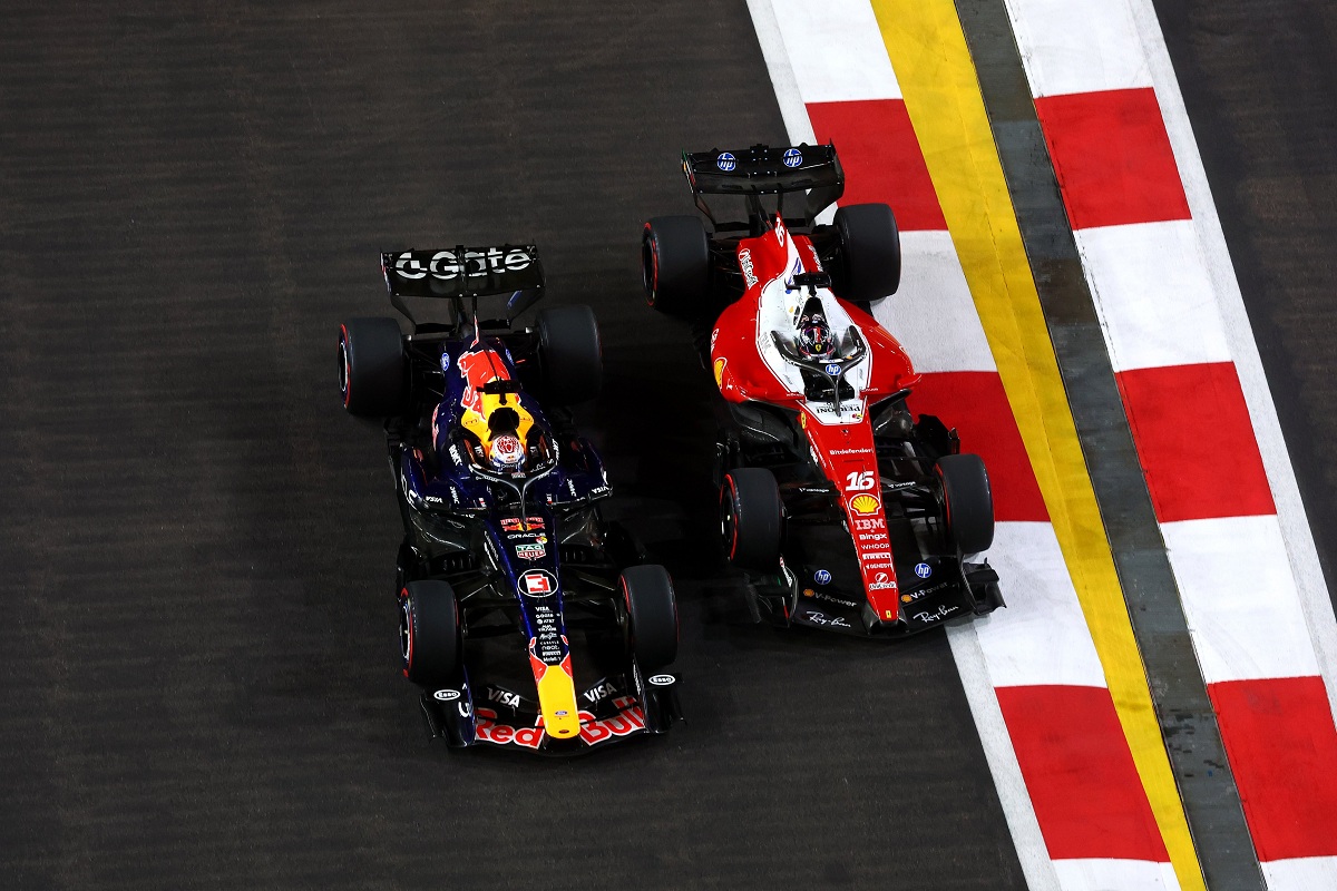 En los primeros metros Leclerc busca igualar la línea pero Verstappen mantiene la cuerda. (Red Bull Content Pool)