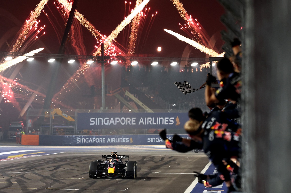 El equipo festeja la victoria al paso de Verstappen por la recta. (Red Bull Content Pool)