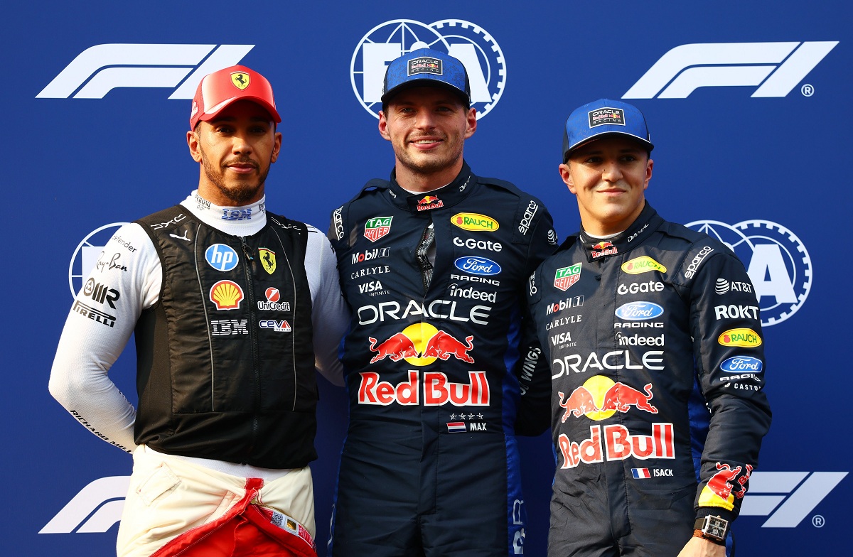 Verstappen junto con Hamilton y Hadjar en parque cerrado. (F1 / FOM)