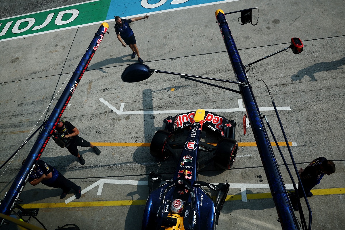 Verstappen sale del box para marcar su autoridad en la Quali. (Jakub Porzycki / REUTERS)